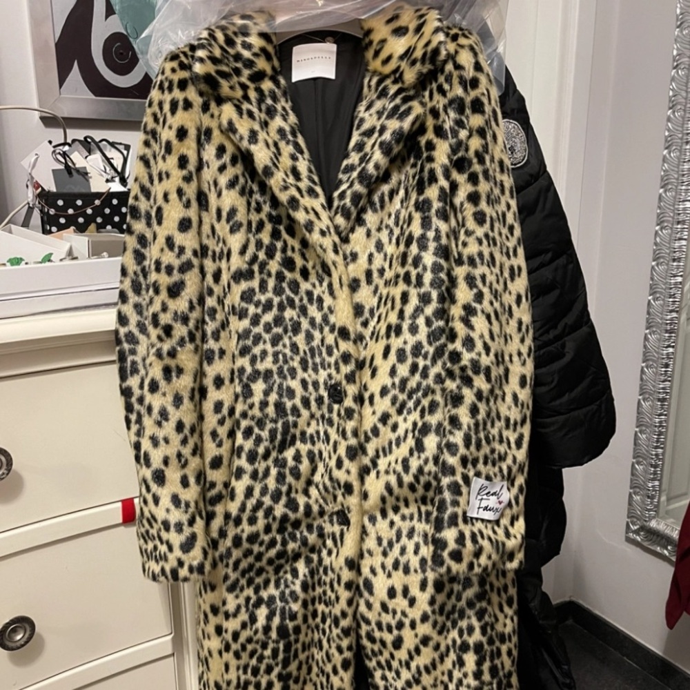 Faux Fur Coat- Leopard Print

Size 34